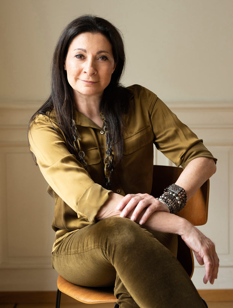 yael-nadiv Yael Nadiv – Designerin mit Hornkette und Armband